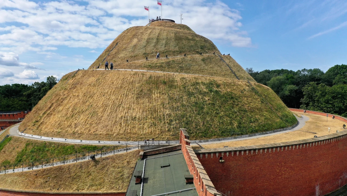 Kopiec Kościuszki – jeden z symboli Krakowa - przechyla się i osuwa. Jego remont jest niezbędny - mówiła w piątek dziennikarzom Małopolska Wojewódzka Konserwator Zabytków Monika Bogdanowska.