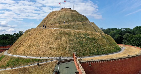 Kopiec Kościuszki – jeden z symboli Krakowa - przechyla się i osuwa. Jego remont jest niezbędny - mówiła w piątek dziennikarzom Małopolska Wojewódzka Konserwator Zabytków Monika Bogdanowska.