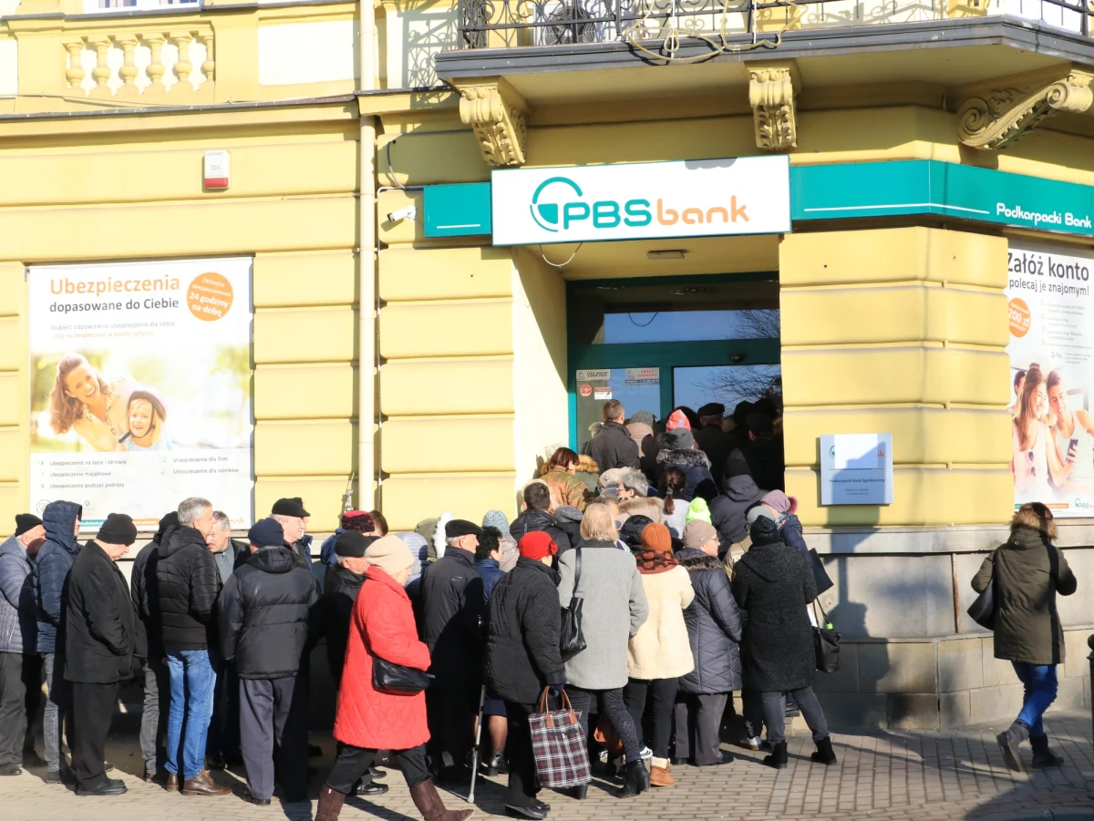 Policja sprawdza, czy w Podkarpackim Banku Spółdzielczym w Sanoku (Podkarpackie) doszło do przestępstwa niegospodarności. Będzie m.in. weryfikowała liczbę pokrzywdzonych i szacowała ewentualne straty.