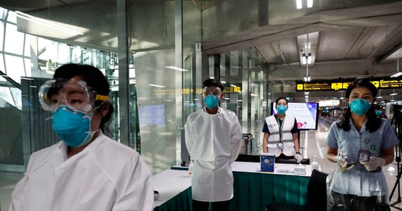 Koronawirus z Wuhan daje objawy infekcji podobne do SARS, wirusa, który na początku XXI wieku wywoływał syndrom ostrej niewydolności oddechowej - piszą na łamach czasopisma "The Lancet" dwa zespoły naukowców. Opublikowane dziś prace pokazują wyniki pierwszych badań, którym poddano osoby zarażone wirusem 2019-nCoV. W chwili publikacji liczba osób zarażonych w Chinach tym wirusem sięgneła 800, z których 26 zmarło. Amerykańskie Centrum Zwalczania i Zapobiegania Chorobom (CDC) informuje tymczasem o dwóch potwierdzonych przypadkach infekcji u osób, które wróciły do USA z podróży do Chin. Wstępne wyniki wskazują na to, że wirusem można się zarazić też od osoby, która nie ma objawów choroby.