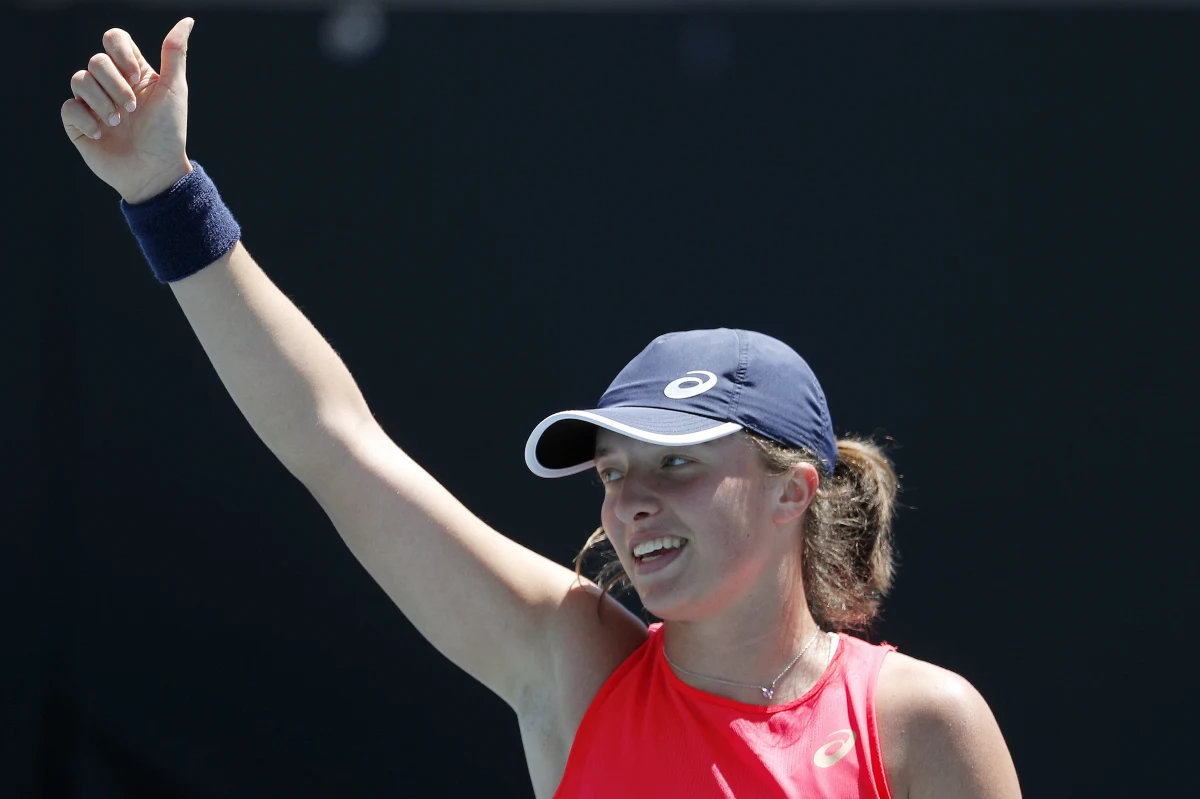 Iga Świątek awansowała do czwartej rundy wielkoszlemowego turnieju tenisowego Australian Open w Melbourne. Pokonała rozstawioną z numerem 19. Chorwatkę Donnę Vekic 7:5, 6:3.