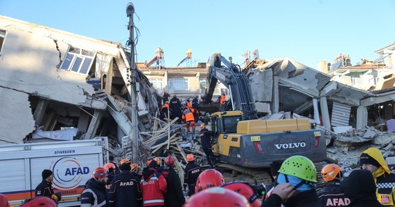Co najmniej 21 zginęło w trzęsieniu ziemi, które nawiedziło w piątek wieczorem wschodnią Turcję - poinformowały miejscowe władze. Trzęsienie miało magnitudę 6,8, a jego epicentrum znajdowało się w pobliżu miasta Sivrice w prowincji Elazig, ok. 550 km na wschód od Ankary.
