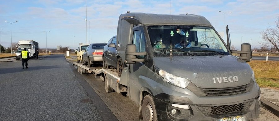 Patrol Inspekcji Transportu Drogowego Delegatury Śląskiej zatrzymał na autostradzie A4 kierowcę lawety, który jechał bez przerw przez prawie 15 godzin. Mężczyzna został ukarany mandatami karnymi na łączną kwotę 2 750 zł. 
