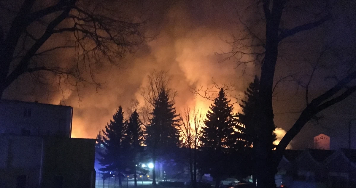 Pożar hali firmy należącej do będącej w upadłości firmy produkującej artykuły papiernicze, biurowe i przybory szkolne przy ulicy Stabłowickiej we Wrocławiu. Informację i zdjęcia z miejsca zdarzenia dostaliśmy na Gorącą Linię RMF FM. 