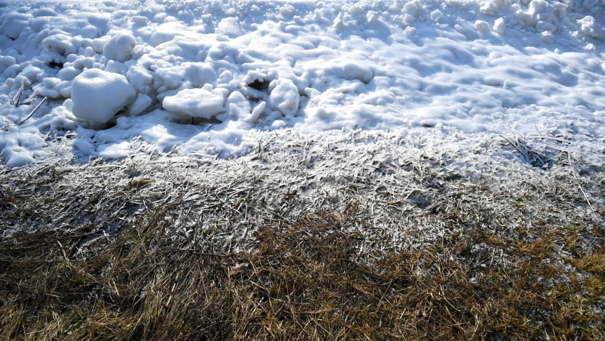Instytut Meteorologii i Gospodarki Wodnej wydał ostrzeżenia pierwszego stopnia przed marznącym deszczem dla siedmiu województw. Ślisko może być na drogach woj. lubuskiego, łódzkiego, świętokrzyskiego i lubelskiego, a także południowych powiatów woj. wielkopolskiego i mazowieckiego oraz północnych powiatów woj. śląskiego.