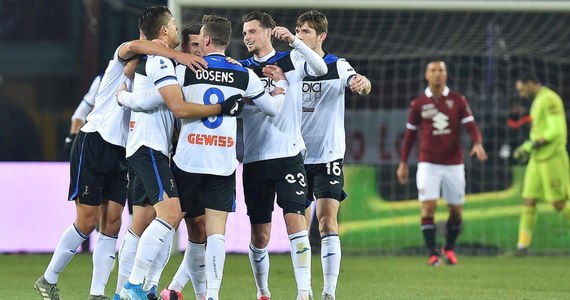 Piłkarze Atalanty Bergamo rozgromili na wyjeździe AC Torino 7:0 w 21. kolejce włoskiej ekstraklasy. Efektowną bramkę z okolic linii środkowej zdobył Słoweniec Josip Ilicic, który popisał się w tym spotkaniu hat-trickiem. Gospodarze kończyli mecz w dziewiątkę.