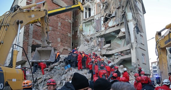 Do 31 wzrosła liczba ofiar śmiertelnych piątkowego trzęsienia ziemi o magnitudzie 6,7 we wschodniej Turcji - wynika z nowego bilansu, ogłoszonego w niedzielę przez tureckie władze. Rannych zostało 1607 osób.