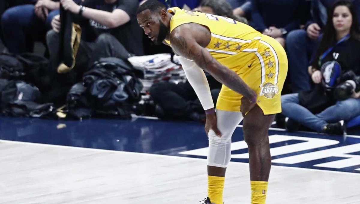 LeBron James z Los Angeles Lakers zdobywając 29 punktów w przegranym 91:108 meczu z Philadelphia 76ers awansował na trzecie miejsce w klasyfikacji najlepszych strzelców w historii ligi NBA. Z dorobkiem 33 655 wyprzedził o 12 byłego gwiazdora swojego klubu Kobe'ego Bryanta.
