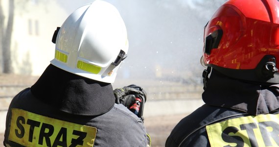 Jedna osoba zginęła w pożarze garażu w miejscowości Żarnów (Łódzkie). To mężczyzna w wieku ok. 60 lat. 