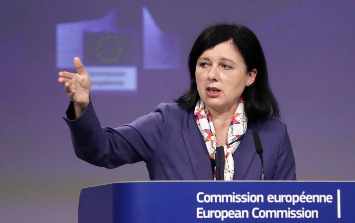 Komisarz ds. praworządności Vera Jourova zaapeluje w swoich rozmowach nt. praworządności z przedstawicielami polskich władz, żeby prezydent Andrzej Duda nie podpisywał ustawy dyscyplinującej sędziów – ustaliła nasza dziennikarka Katarzyna Szymańska - Borginon. "Będzie to apel za pięć dwunasta" – usłyszała dziennikarka RMF FM. Jeżeli ustawę prezydent podpisze, to KE niezwłocznie rozpocznie procedurę o naruszenie prawa UE, która może zakończyć się pozwem do TSUE. 