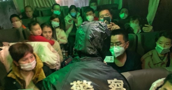 Liczba śmiertelnych ofiar koronawirusa w Chinach przekroczyła 80. Zarażonych może być ponad dwa tysiące osiemset osób. To najnowsze dane chińskich władz, które - nikt chyba nie ma wątpliwości - mogą być niepełne. Tylko w ciągu ostatniej doby potwierdzono niemal tysiąc nowych przypadków zachorowań. Co najmniej pięć przypadków zachorowań odnotowano w Hongkongu i dwa w Makao.