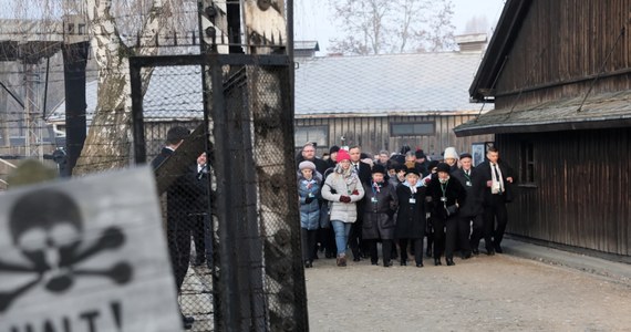 Kilkudziesięciu byłych więźniów niemieckich obozów wspólnie z prezydentem Andrzejem Dudą złożyli wieńce pod Ścianą Straceń w byłym KL Auschwitz I. To pierwszy akcent obchodów 75. rocznicy wyzwolenia obozu, która przypada 27 stycznia.