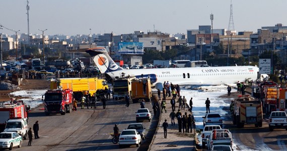 Irański samolot z 135 osobami na pokładzie wypadł z pasa startowego na pobliską autostradę. Cudem nikomu nic się nie stało.
