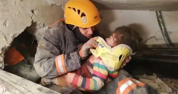 Ratownikom przeszukującym gruzy domów po trzęsieniu ziemi w Turcji udało się po 17 godzinach uratować żywe dziecko i jego matkę. Najnowszy bilans to 38 ofiar śmiertelnych. 