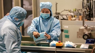 Chiny łagodzą pandemiczne obostrzenia. Unijna komisarz reaguje