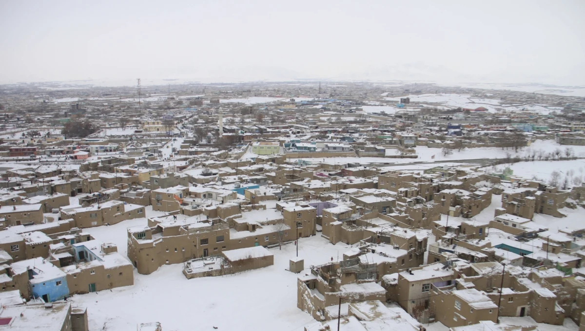 Samolot rozbił się w Ghazni w Aghanistanie - poinformowało trzech przedstawicieli władz w Kabulu. Szczegóły nie są znane, służby próbują dotrzeć do maszyny. Na razie nie jest jasne, czy był to samolot pasażerski, czy wojskowy. Nie jest też znana liczba ofiar.