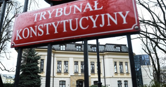 Prezydent Andrzej Duda zwrócił się do Trybunału Konstytucyjnego o zbadanie, czy możliwe jest stwierdzanie nieważności postępowań w oparciu o ocenę prawidłowości procedury wyłaniania kandydatów na sędziów przeprowadzanej przez Krajową Radę Sądownictwa.