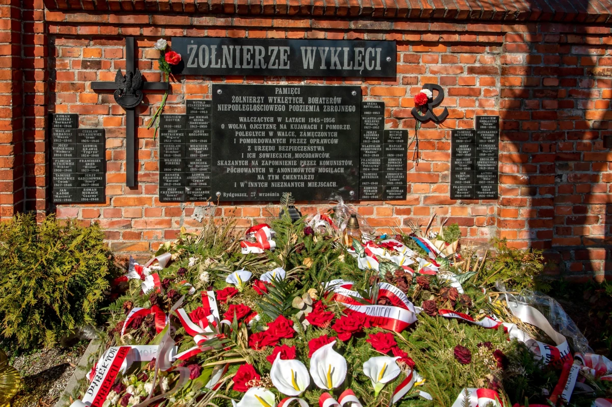 ​Nie będzie rekordowego zadośćuczynienia dla córki żołnierzy wyklętych. Sąd Apelacyjny w Lublinie utrzymał wyrok 1 miliona złotych. Magdalena Zarzycka-Redwan domagała się 15 milionów. Kobieta urodziła się w komunistycznym więzieniu i przebywała w nim ponad 2 lata wychowywana przez współwięźniarki matki, która zmarła po porodzie. Potem przerzucano ją pomiędzy domami dziecka. Podczas uzasadniania wyroku - wyszła z sali sądowej.