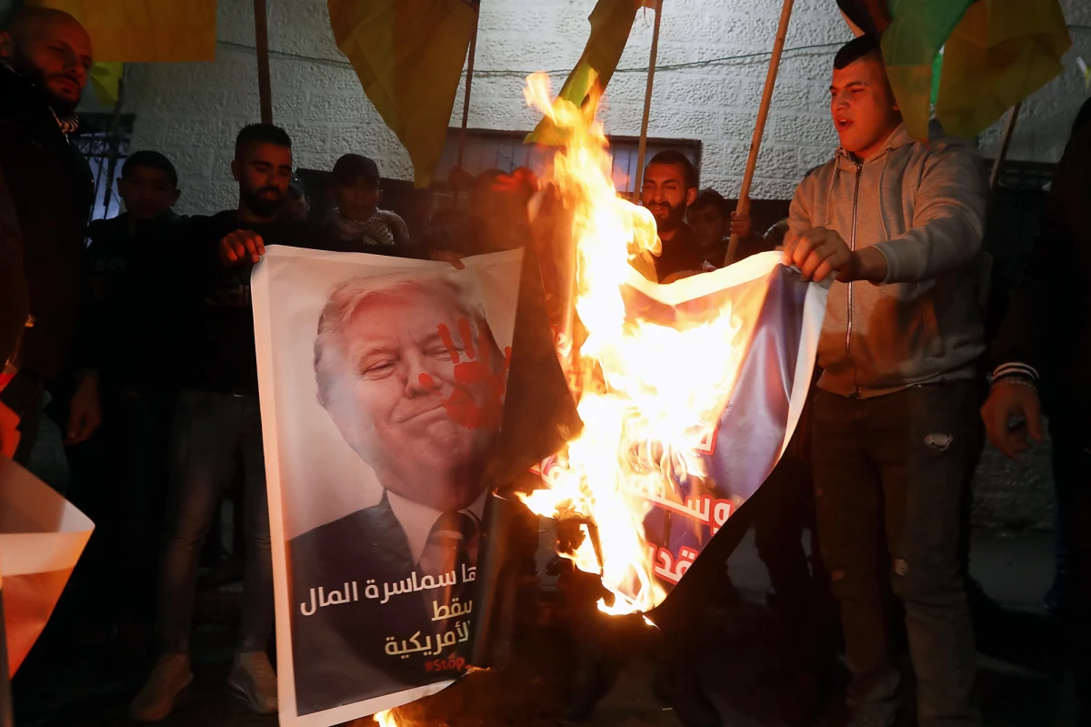 Prezydent USA Donald Trump poinformował, że we wtorek ogłosi swój długo wyczekiwany i kontrowersyjny plan pokojowy dla Bliskiego Wschodu. Wyraził przy tym nadzieję, że Palestyńczycy, którzy na wstępie odrzucili projekt, ostatecznie zmienią zdanie.