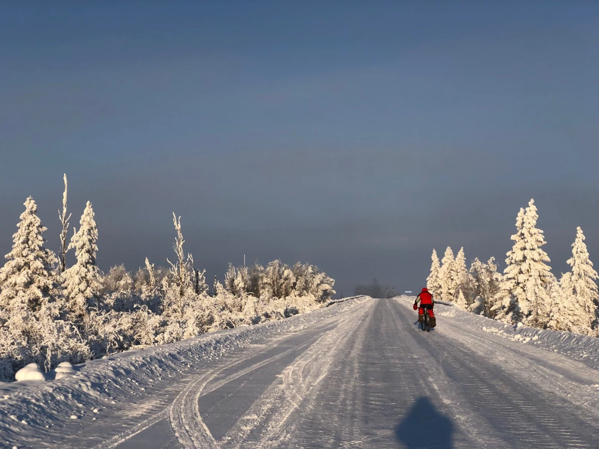 340 kilometrów pustkowia Gór Wierchojańskich ma przed sobą Walerian Romanowski, który w niedzielę wyruszył w ekstremalną podróż po Jakucji. Na rowerze chce przejechać tysiąc kilometrów. W ekipie, która go wspiera są ratownicy, eksperci od niskiej temperatury oraz survivalu m.in. Piotr Marczewski, który pieszo pokonał część trasy. 