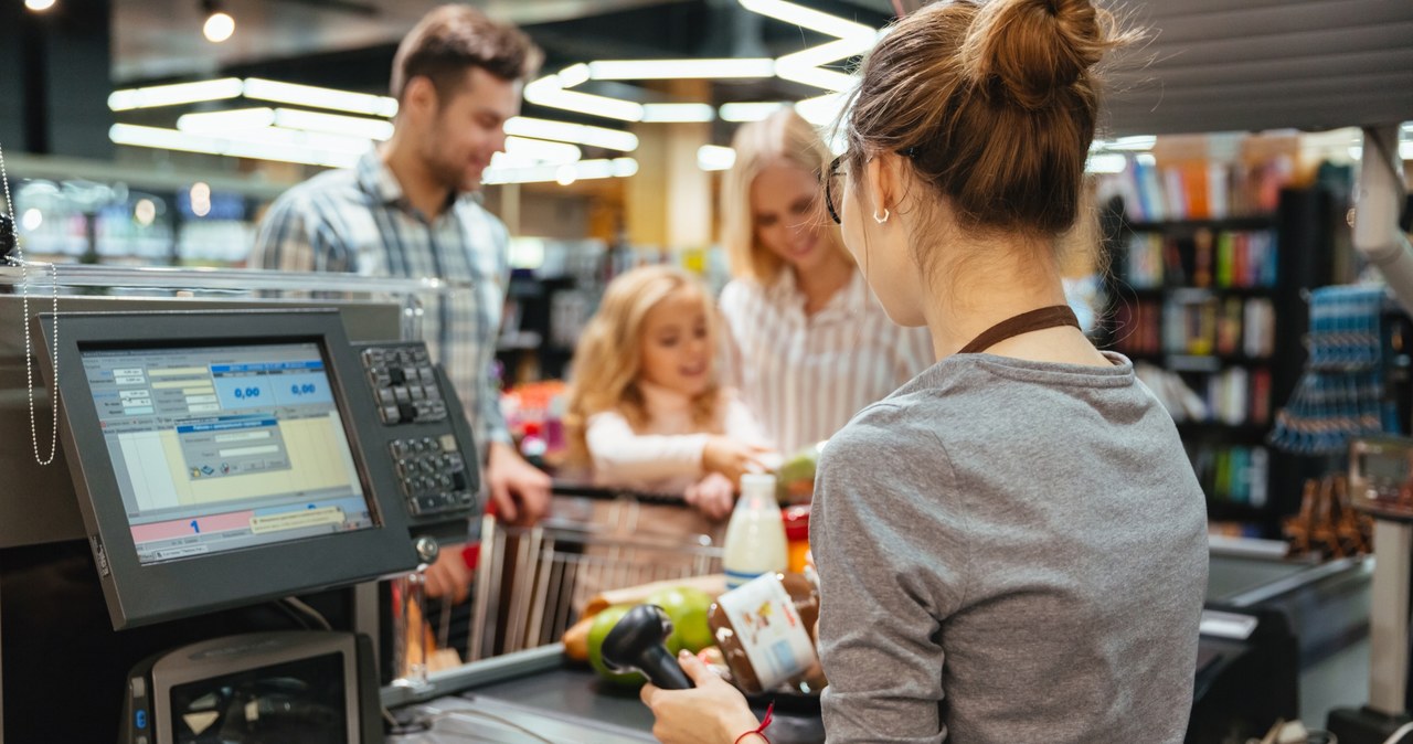 Biedronka, Lidl, Dino, Aldi czy Kaufland? Gdzie kasjer zarabia najwięcej?