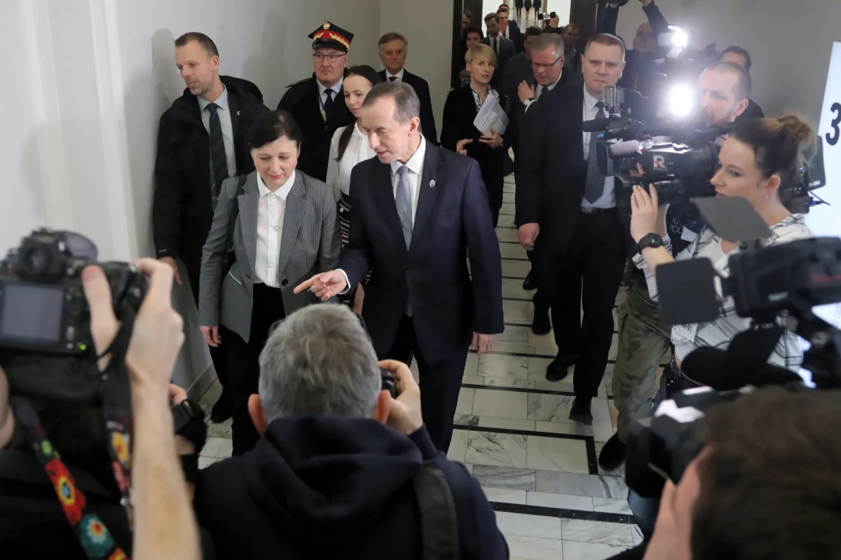 "Podzieliliśmy się opiniami o przebiegu procesu legislacyjnego w Senacie" - mówił marszałek izby Tomasz Grodzki po spotkaniu z Verą Jourovą. Wiceszefowa Komisji Europejskiej ma za sobą serię spotkań w Warszawie. Rozmowy dotyczyły reform sądownictwa w Polsce i praworządności, w tym także ustawy mającej dyscyplinować sędziów. "Chcę otworzyć nowy rozdział w dialogu między przedstawicielami Polski i Komisją Europejską" - mówiła wiceszefowa komisji dziennikarzom.