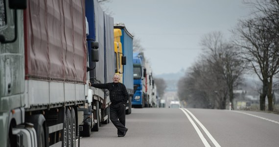 Transportowcy z Unii Przewoźników Samochodowych Słowacji (UNAS) rozpoczęli we wtorek rano blokady na kilku przejściach granicznych. Zablokowane jest m.in. przejście Chyżne–Trstena (Trzciana) z Polską. Ograniczenia dotyczą samochodów ciężarowych.
