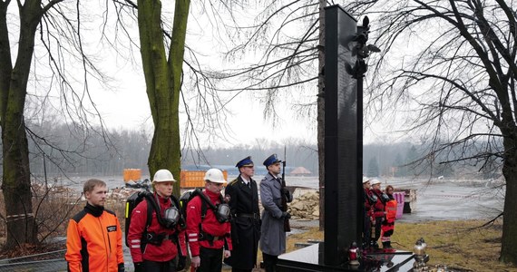 Czternaście lat temu podczas wystawy gołębi rasowych, zawalił się dach hali Międzynarodowych Targów Katowickich. Zginęło 65 osób. Ratownicy, którzy przyjechali wtedy na miejsce katastrofy, wspominają, że była to jedna z najtrudniejszych - jeżeli nie najtrudniejsza akcja - w której brali udział. 