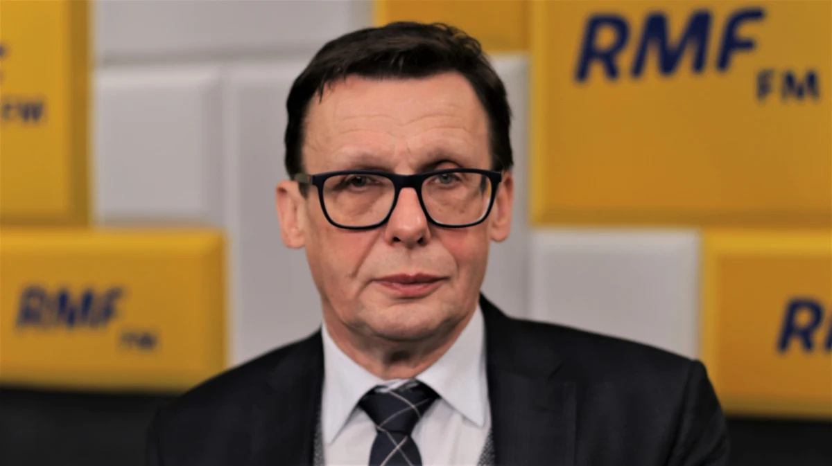 "Jakoś dziwnie zbieżne są zawsze opinie Komisji Weneckiej z oczekiwaniami opozycji" - mówił w Popołudniowej rozmowie w RMF FM poseł Prawa i Sprawiedliwości Marek Ast. "Sytuacja kuriozalna - w trakcie procesu legislacyjnego przyjeżdżają przedstawiciele Komisji Weneckiej, nie czekając na efekt prac legislacyjnych przedstawiają swoje stanowisko. Trudno tego rodzaju opinie traktować poważnie" - dodał. 
