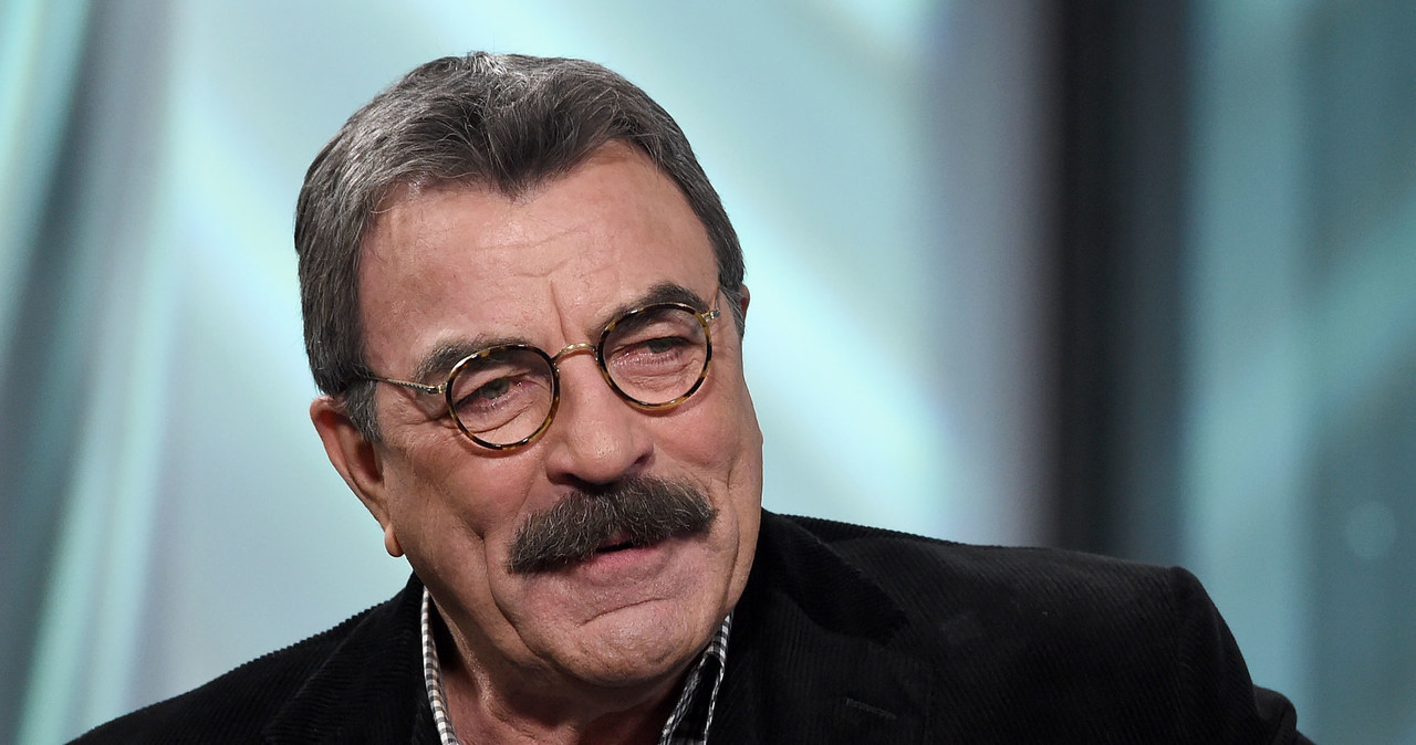 Tom Selleck, jeden z najpopularniejszych wąsaczy w historii kina, stanowiący w latach 80. idealny przykład tego, jak powinien wyglądać prawdziwy mężczyzna, świętuje 29 stycznia siedemdziesiąte piąte urodziny. Aktor największą sławę zyskał za sprawą kultowej dziś roli prywatnego detektywa w serialu "Magnum", za którą nagrodzono go m.in. nagrodą Emmy i Złotym Globem.