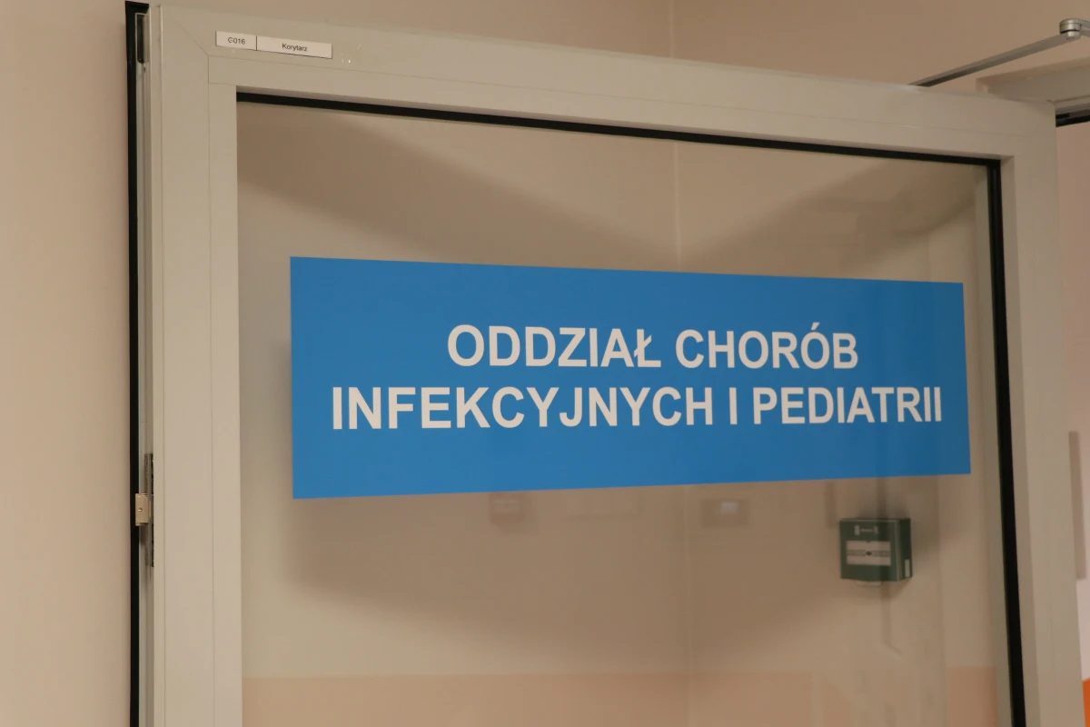 Ministerstwo Zdrowia i NFZ wydały zalecenia placówkom prowadzącym oddziały chorób zakaźnych ws. procedur stosowanych w przypadku zagrożenia zarażeniem koronawirusem. Osoby, które w ciągu ostatnich 14 dni były w Chinach lub miały kontakt z osobą, która tam przebywała i mają objawy, takie jak temperatura ciała powyżej 38 stopni oraz kaszel i duszność, powinny zgłosić się do szpitalnego oddziału chorób zakaźnych, najbliższego dla ich miejsca zamieszkania.