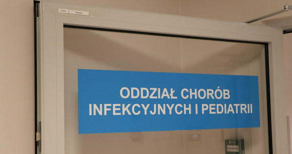 Ministerstwo Zdrowia i NFZ wydały zalecenia placówkom prowadzącym oddziały chorób zakaźnych ws. procedur stosowanych w przypadku zagrożenia zarażeniem koronawirusem. Osoby, które w ciągu ostatnich 14 dni były w Chinach lub miały kontakt z osobą, która tam przebywała i mają objawy, takie jak temperatura ciała powyżej 38 stopni oraz kaszel i duszność, powinny zgłosić się do szpitalnego oddziału chorób zakaźnych, najbliższego dla ich miejsca zamieszkania.