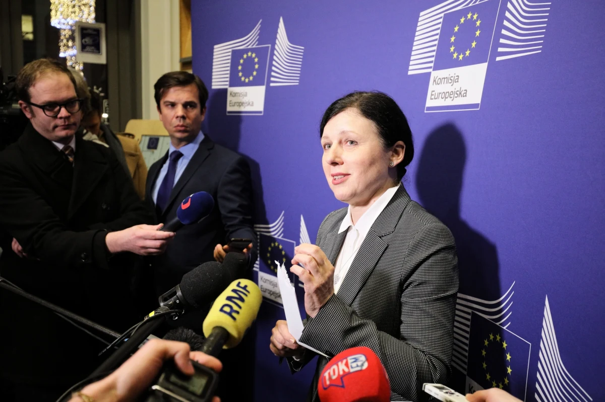 "Sytuację wokół sądownictwa w Polsce uważam za poważną" - mówiła Vera Jourova po serii spotkań z przedstawicielami polskich władz. Unijna komisarz ds. praworządności rozmawiała dziś m.in. z marszałkami Sejmu i Senatu, pierwszą Prezes Sądu Najwyższego, prezes Trybunału Konstytucyjnego i ministrem sprawiedliwości.