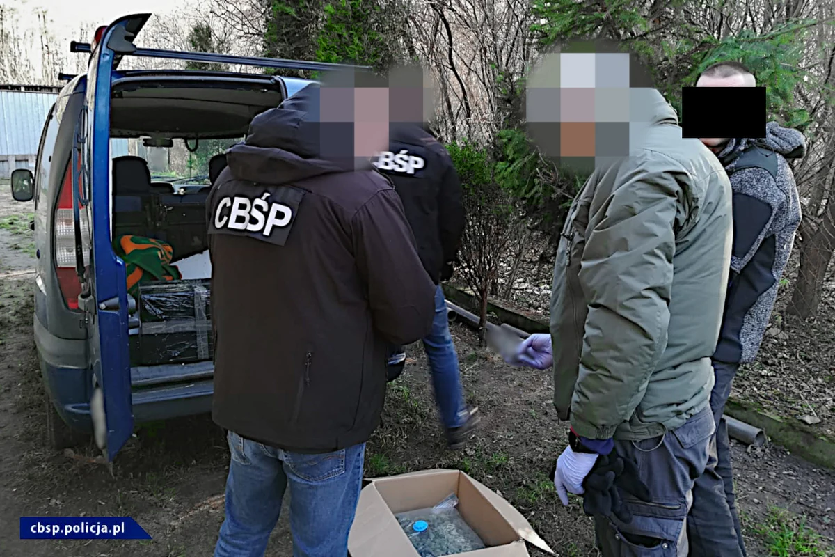 Cztery osoby podejrzane o udział w zbrojnej grupie przestępczej, zatrzymali funkcjonariusze CBŚP i Krajowej Administracji Skarbowej. Przejęto broń, narkotyki oraz papierosy. 
