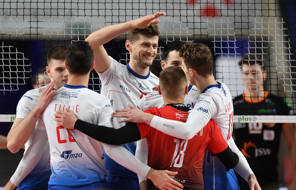 W siatkarskiej Lidze Mistrzów czekają nas dziś spotkania 4. kolejki. Zagrają w nich dwa polskie zespoły. Jastrzębski Węgiel o 15:30 podejmie Halkbank Ankara. O 19:00 w Warszawie Verva Orlen Paliwa zmierzy się z Benficą Lizbona. Wieczorem też mecz w Dąbrowie Górniczej. Aluron Virtu CMC Zawiercie zagra w Pucharze Chellenge z tureckim Spor Toto Ankara.