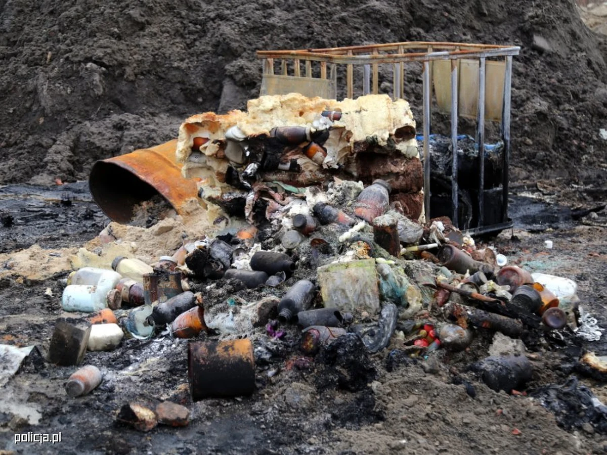 Nielegalne składowisko odpadów zlikwidowali w okolicach podwarszawskiego Wołomina stołeczni policjanci i inspektorzy ochrony środowiska. Na miejscu wykryto kilkadziesiąt ton różnych substancji, w tym leki. 