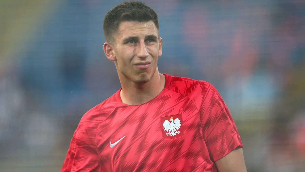 Niebezpieczna sytuacja z udziałem polskiego bramkarza Kamila Grabary. Polak zderzył się z kolegą z zespołu w trackie meczu i stracił przytomność. Musiał zostać zdjęty z boiska.