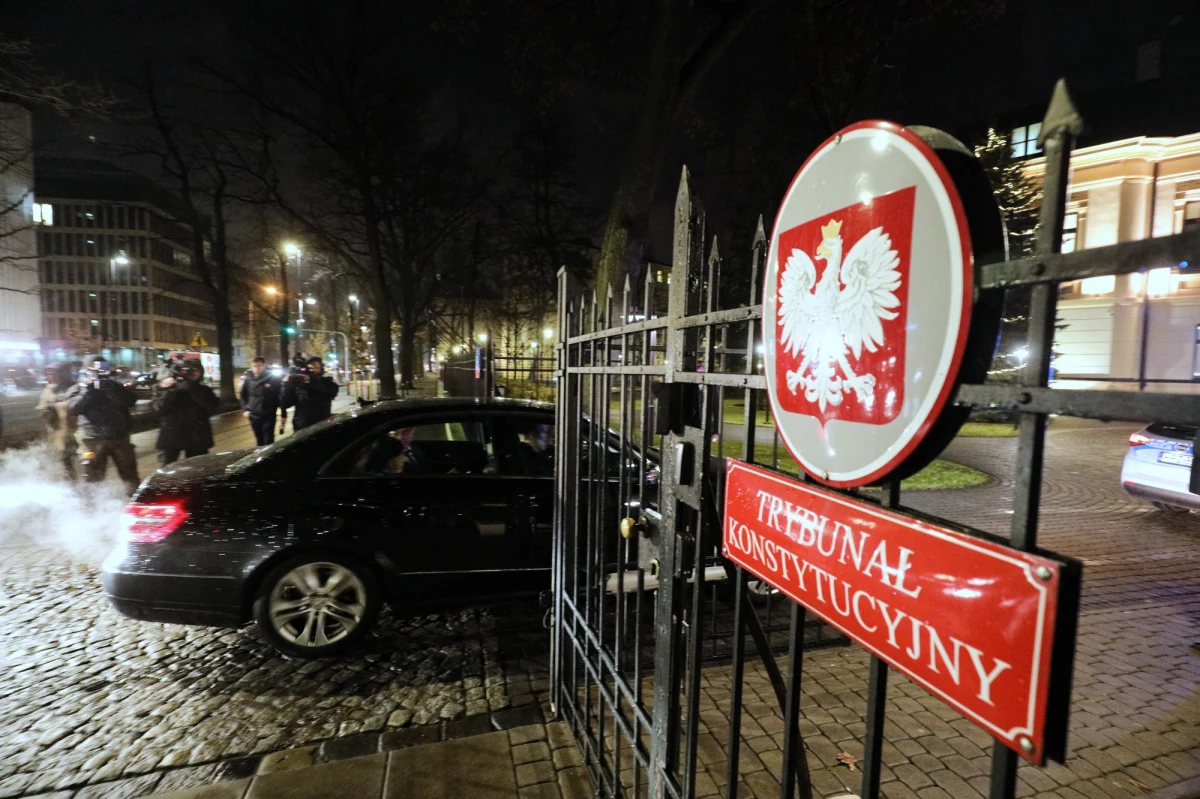 Trybunał Konstytucyjny wstrzymał wykonywanie uchwały trzech izb Sądu Najwyższego. W Monitorze Polskim ukazało się w środę postanowienie w tej sprawie. Jest ono związane z wnioskiem o rozstrzygnięcie sporu kompetencyjnego między sądem, Sejmem i prezydentem. "Postanowienie TK nie może być skuteczne" - mówi rzecznik Sądu Najwyższego Michał Laskowski. 