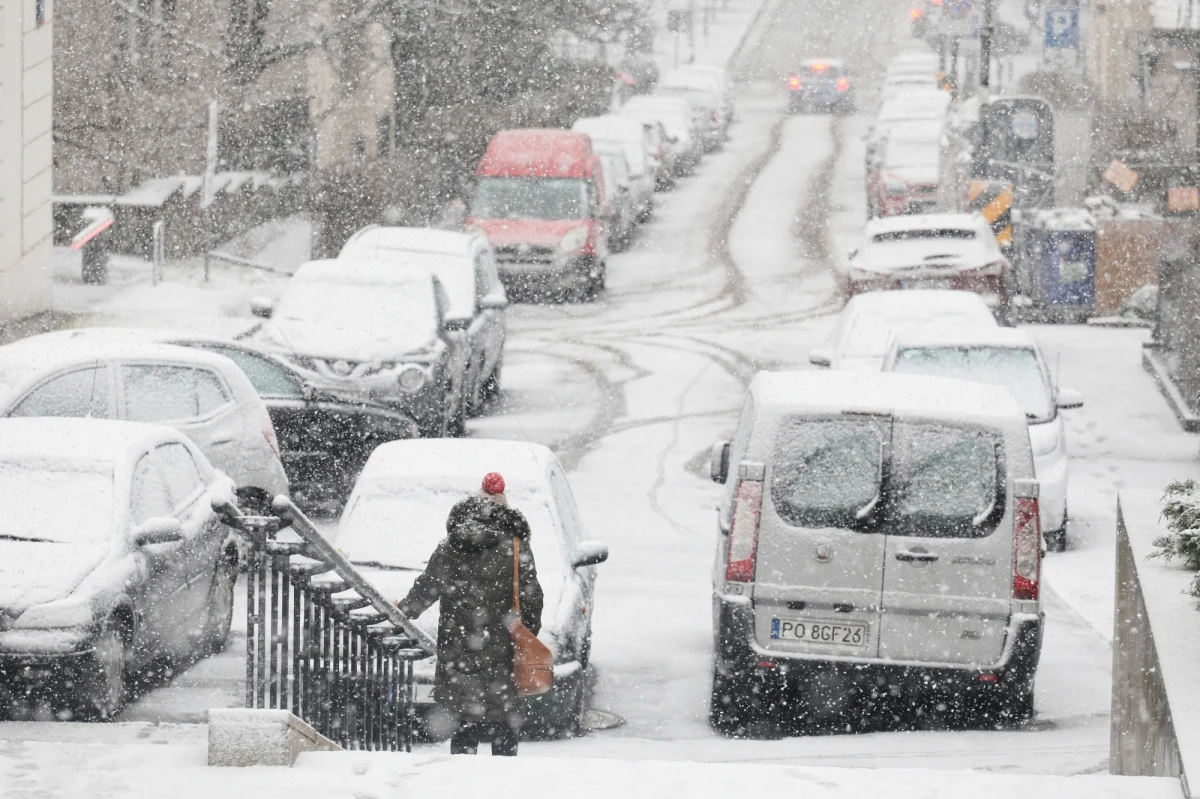 170 piaskarek wyjechało na ulice Warszawy. W środę w stolicy spadł śnieg. Drogowcy mają do uprzątnięcia 1500 km ulic, którymi kursują autobusy komunikacji miejskiej.