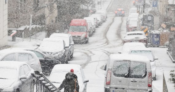 170 piaskarek wyjechało na ulice Warszawy. W środę w stolicy spadł śnieg. Drogowcy mają do uprzątnięcia 1500 km ulic, którymi kursują autobusy komunikacji miejskiej.