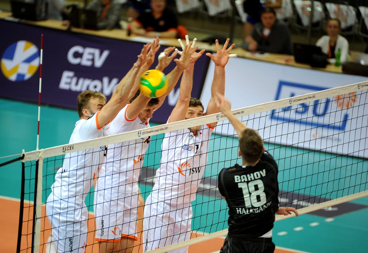 Cztery mecze i cztery wygrane - to bilans siatkarzy Jastrzębskiego Węgla w fazie grupowej Ligi Mistrzów. Zespół ze Śląska pokonał dziś Halkbank Ankarę 3:0 (25:18, 25:18, 25:15) i umocnił się na pozycji lidera grupy C. Najlepszym zawodnikiem spotkania został uznany Christian Fromm, który w meczu zdobył 17 punktów. 
