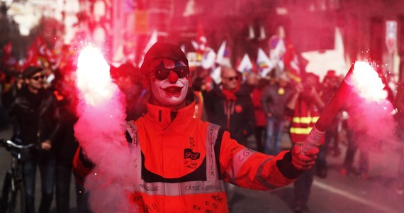 Tysiące ludzi demonstrowały w środę w wielu miastach Francji przeciwko reformie emerytalnej. Centrala związkowa CGT zapowiada kontynuowanie strajku, natomiast CFDT opowiada się za negocjacjami z rządem prezydenta Emmanuela Macrona.