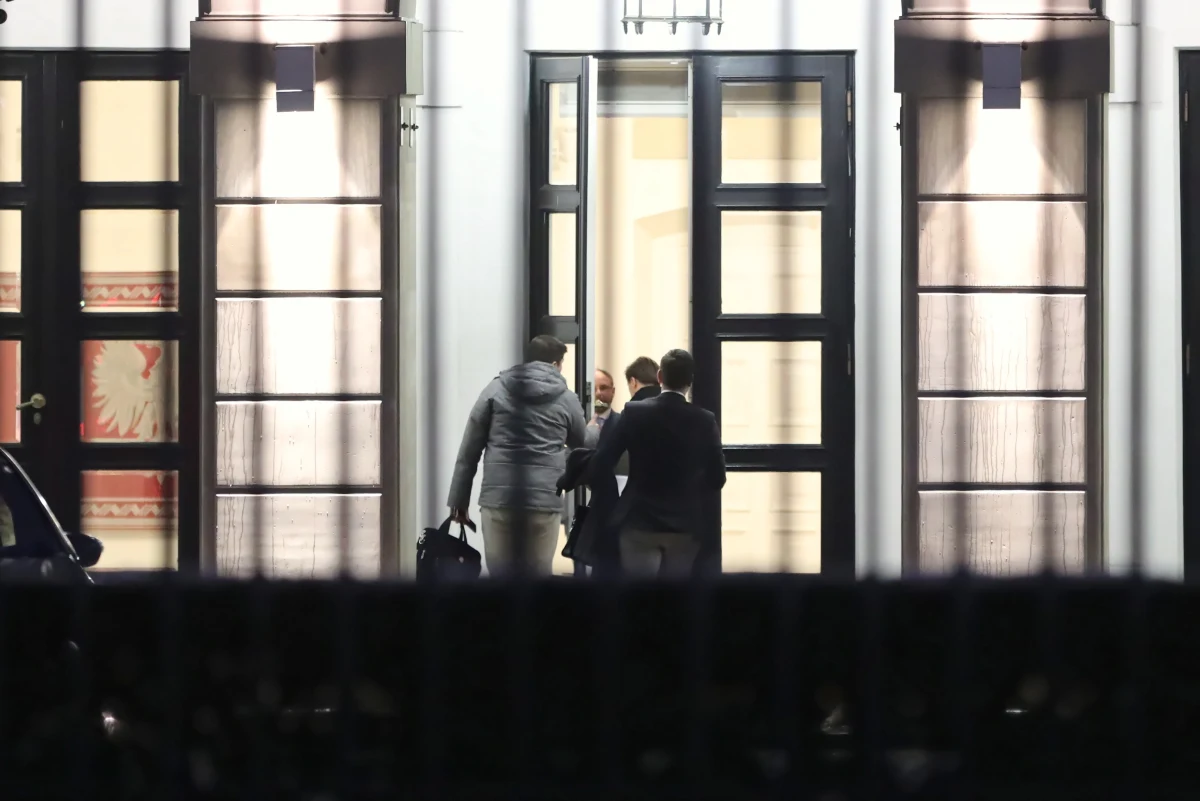 Zakończyło się spotkanie prezydenta Andrzeja Dudy z przedstawicielami klubów PiS, KO, Lewicy, PSL-Kukiz15 oraz koła Konfederacji w Pałacu Prezydenckim. Rozmowy dotyczyły wymiaru sprawiedliwości. W czasie spotkania Andrzej Duda miał zająć jednoznaczne stanowisko w sprawie statusu sędziów wybranych przez nową KRS. "Prezydent wyraźnie wskazał na konstytucyjne prerogatywy do powoływania sędziów; status sędziego jest przesądzony przez odebranie ślubowania od prezydenta RP" - zaznaczył wiceszef KPRP Paweł Mucha.