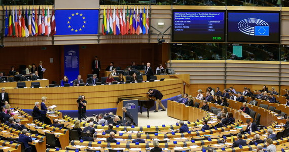 Parlament Europejski poparł umowę o wyjściu Wielkiej Brytanii z Unii Europejskiej. Decyzja ta otwiera formalnie drogę do brexitu.
