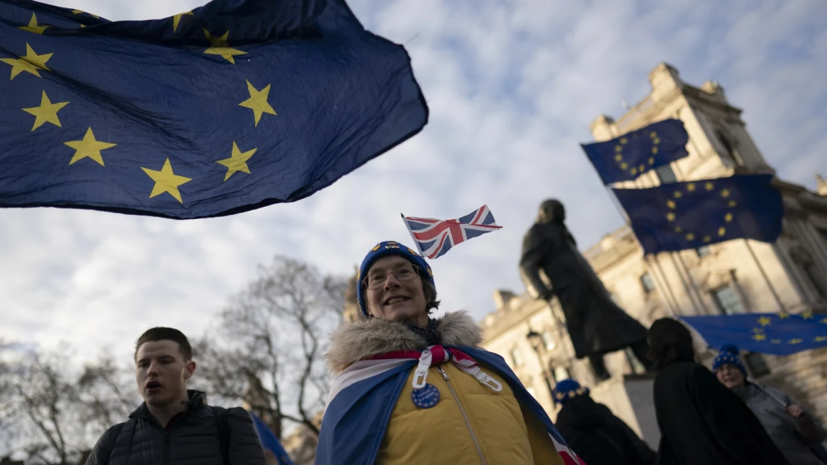 "Brytyjczycy zaczęli nagle wewnętrznie analizować, co to znaczy być Europejczykiem, czym jest Unia Europejska, z czego się zrodziła. I zorientowali się, że myślą zupełnie inaczej niż Francuzi, Niemcy, Polacy. (…) Paradoksalnie można powiedzieć, że tak naprawdę uczą się dopiero bycia Europejczykami" - mówi londyńskiemu korespondentowi RMF FM Bogdanowi Frymorgenowi dr Michał Garapich - antropolog z Uniwersytetu Roehampton w Londynie, autor książek i projektów antropologicznych, badacz polskiej emigracji na Wyspach. Jak podkreśla: "Dopiero za 10 lat Brytyjczycy popatrzą wstecz i zorientują się, że ‘zaraz, zaraz, straciliśmy tutaj masę rzeczy!’". To rozmowa o brexicie i europejskiej tożsamości. Przeczytajcie!