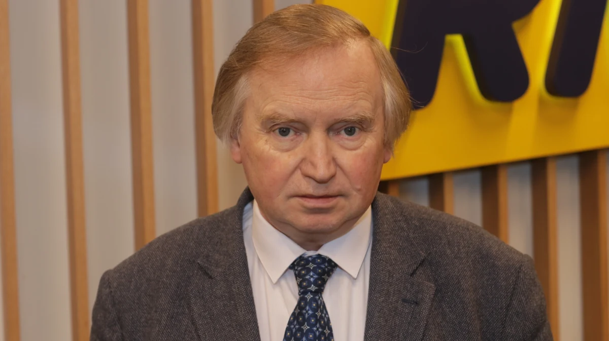 Konstytucjonalista prof. Ryszard Piotrowski w Popołudniowej rozmowie w RMF FM na pytanie o to, co podpowiedziałby Andrzejowi Dudzie w kwestii ustawy dyscyplinującej sędziów odpowiedział zdecydowanie: "Nie podpisywać!". Jak zaznaczył Piotrowski, prezydent czuwa nad przestrzeganiem konstytucji, a ustawa jest z nią niezgodna. Podpisanie ustawy sprawi, że prezydent naruszy konstytucję. Zaznaczył również, że opozycja nie powinna skierować podpisanej ustawy do Trybunału Konstytucyjnego, ponieważ jego skład nie jest oparty na konstytucji i nie odzwierciedla konstytucyjnych wymagań dot. kształtowania funkcji prezesa i składów orzekających. Powoduje to, że łatwo można przewidzieć werdykt, jaki wyda Trybunał Konstytucyjny. "Sam fakt obowiązywania (ustawy) nie usuwa wątpliwości dotyczących zgodności z konstytucją" - podkreślił prof. Piotrowski.