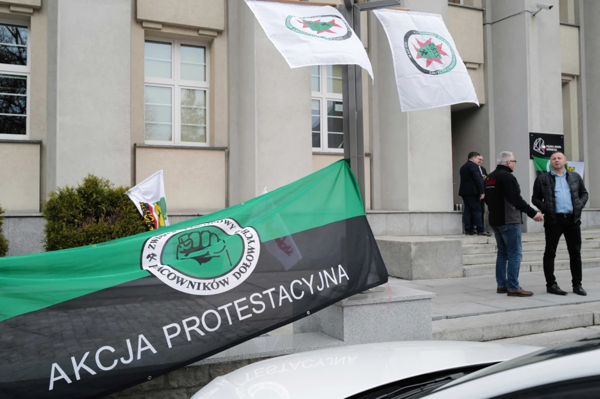 Coraz większe napięcie w Polskiej Grupie Górniczej. W Katowicach właśnie zakończyły się rozmowy dotyczące podwyżki dla załogi w nadchodzącym roku. Udział mediatora nie pomógł. 