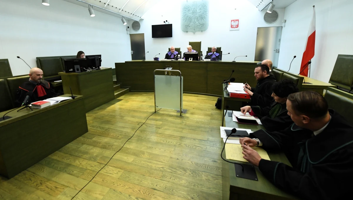 Sędziowie zakwestionowanej Izby Dyscyplinarnej Sądu Najwyższego, orzekają mimo uchwały trzech Izb Sądu Najwyższego. Podczas rozpraw między innymi wydalili z zawodu prokuratora z Lubartowa. 