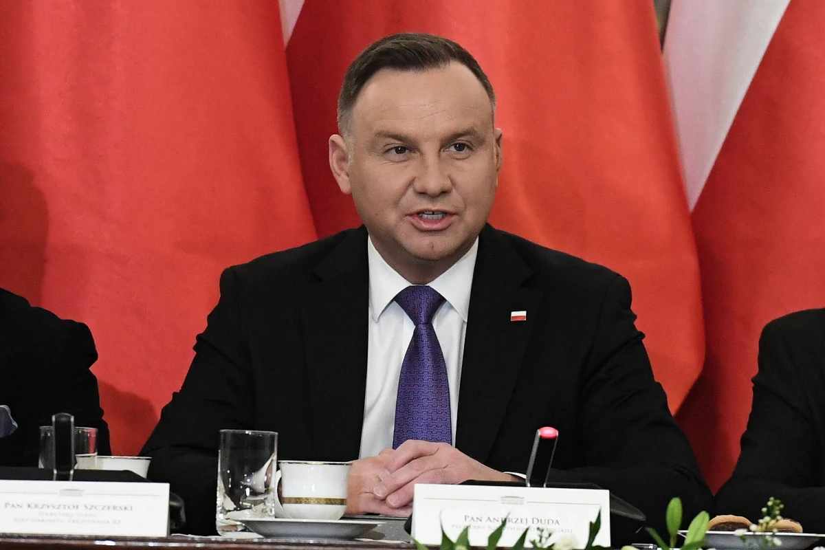 Obecnie urzędujący prezydent Andrzej Duda mógłby liczyć na 38,3 proc. poparcia w I turze wyborów, w II turze spotkałby się z Małgorzatą Kidawą-Błońską. Na trzeciej pozycji plasuje się Szymon Hołownia, który może liczyć na 10,9 proc. poparcie respondentów. Tak rozkładają się głosy respondentów w sondażu przeprowadzonym dla Onetu przez Maison & Partners.