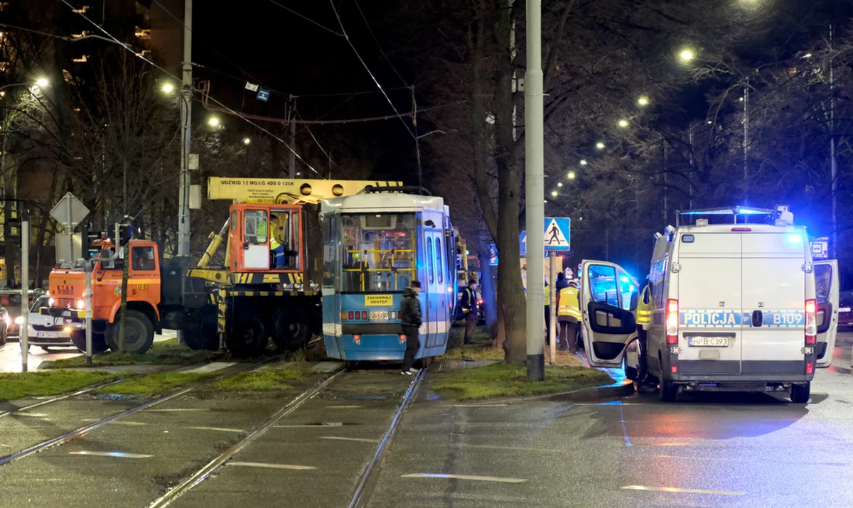 Młoda kobieta wpadła pod tramwaj, w ciężkim stanie została przewieziona do szpitala. Do groźnego wypadku doszło na ulicy Powstańców Śląskich we Wrocławiu.